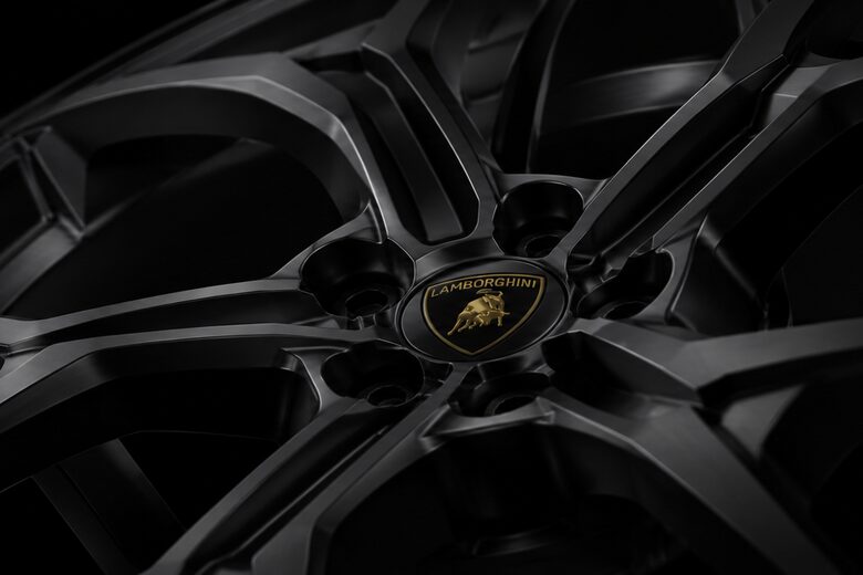 Felge in Schwarz mit Lamborghini-Nabendeckel